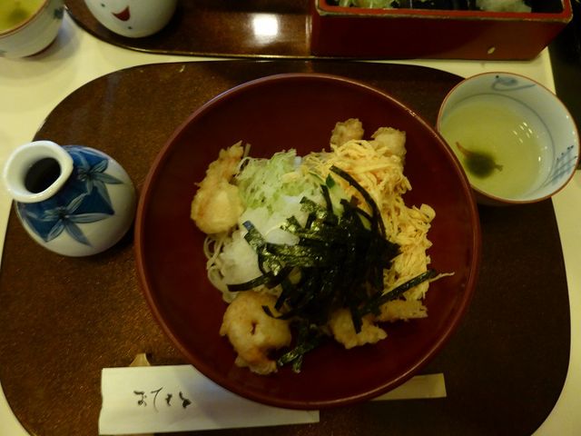 海老の天ぷらが載っています。_なかばし