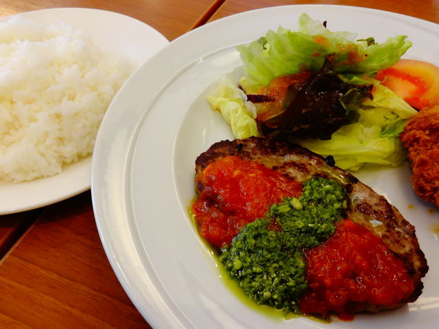 日替わりランチ(ハンバーグトマトバジルソース&メンチカツ)_ココス大野辻店