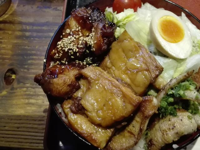 ボリューム満点の彩り丼_小塙
