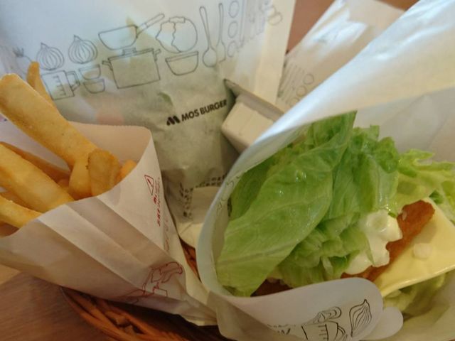 チーズは溶けるからカロリーゼロ_モスバーガー 名駅南店