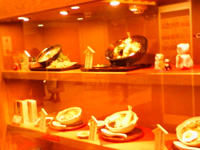 鍋でぐつぐつ煮立った熱々のうどんを味わえます_山本屋総本家 名鉄店