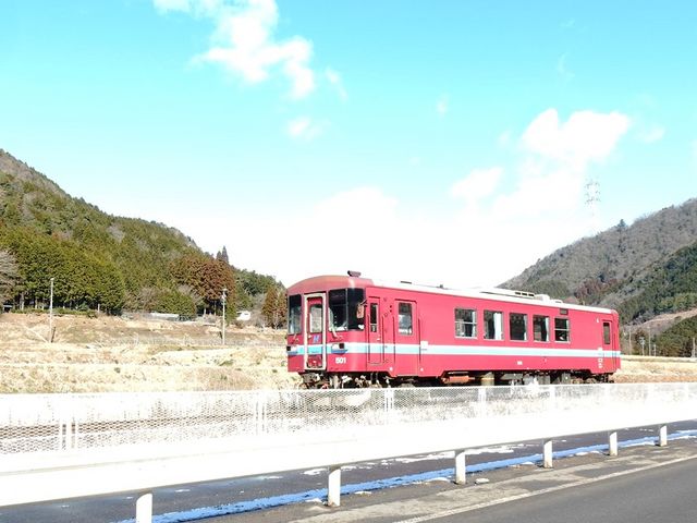 通過する長良川鉄道の列車_道の駅 美並