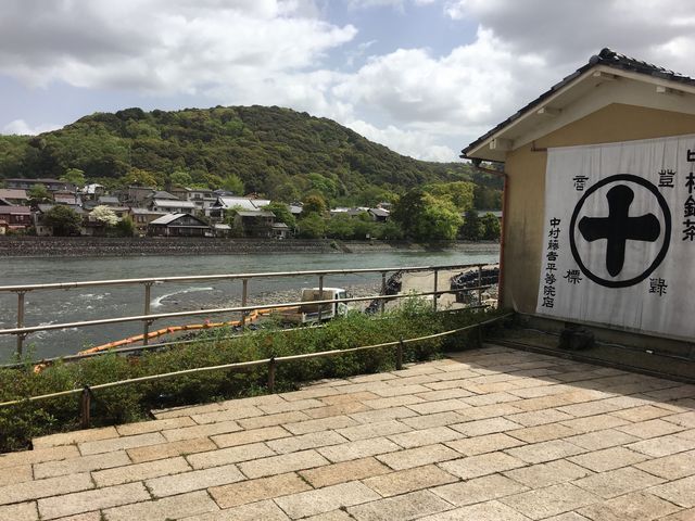 宇治川のそばにあります。_中村藤吉 平等院支店