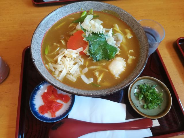 豊橋カレーうどん。見た目は普通のカレーうどんですが、うどんの底にとろろご飯が隠れてます。_勢川二川店