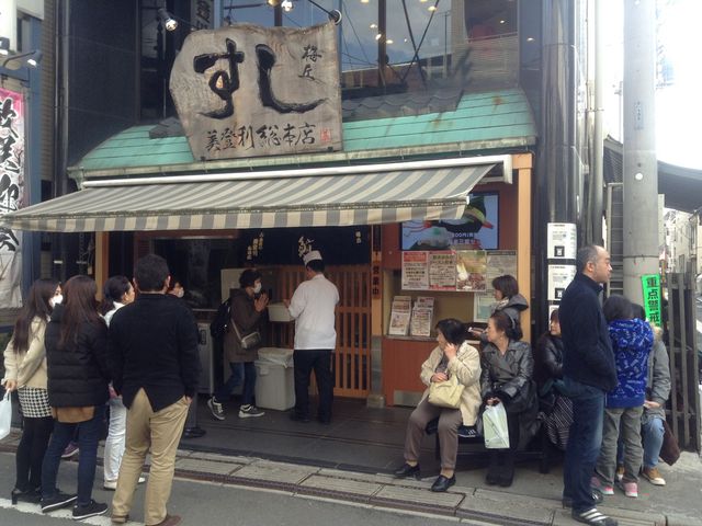混んでる店頭_梅丘寿司の美登利総本店 梅丘本店