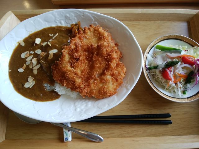 チキンカツカレー、サラダがおいしかったです。_Cafe木蓮