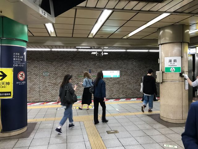 湯島駅 上りホーム_東京メトロ千代田線湯島駅