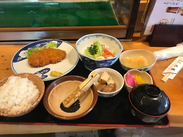 一番人気の とんかつ定食_八幡
