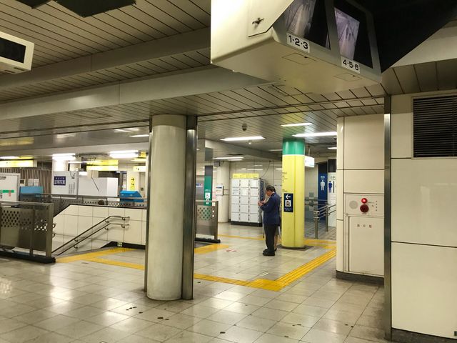 根津駅 上りホーム_東京メトロ千代田線根津駅