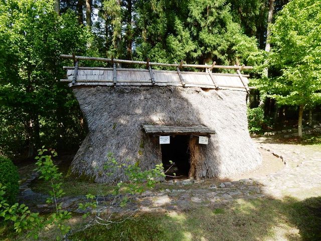 復元した縄文時代の住居_縄文公園