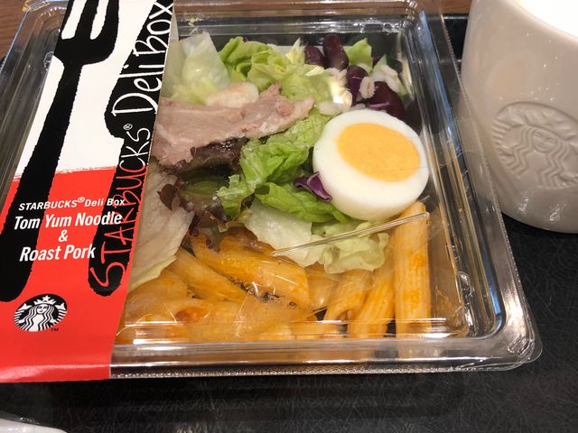 日曜の昼食に、デリBoxとコーヒー。トムヤムの味付けは濃くなく、美味しかった。軽食にはちょうど良い。_スターバックス・コーヒー 盛岡菜園店