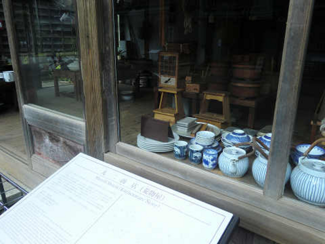 1階の入り口が広いです。_丸二商店(江戸東京たてもの園)