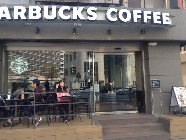入口脇オープンカフェ_スターバックス・コーヒー 新宿3丁目店