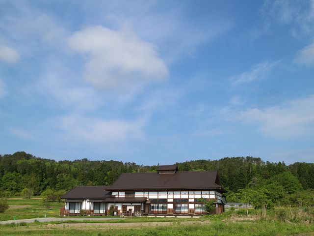田んぼと畑に囲まれた、里山にたたずむ古屋敷。_いろり古民家の宿 志ぐれ亭