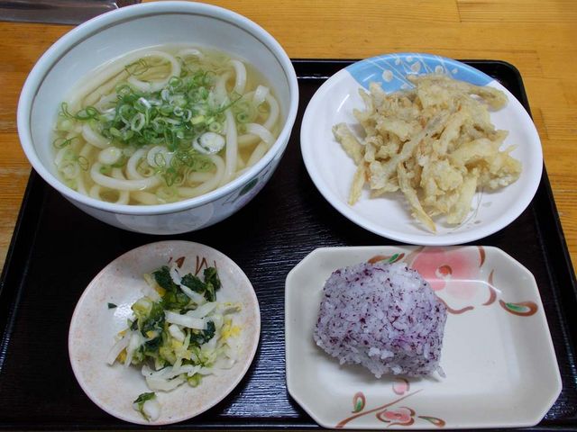 かけうどん、ごぼう天、しそむすび、無料の漬物_手打の味小泉苅田店
