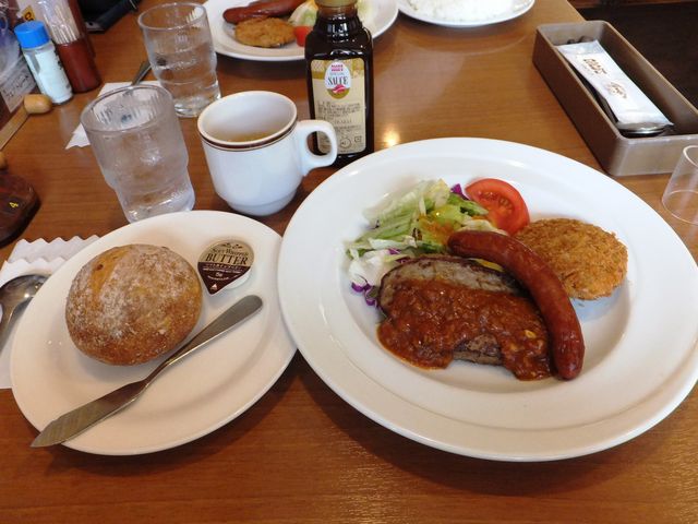 日替わりランチ(ミートソースハンバーグ+メンチカツ)石窯パン_ココス甲西店