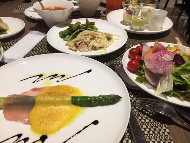 1人一つの本日の一皿は太くて甘い地場アスパラ。_ALL DAY DINING MEM オールデイダイニングメム