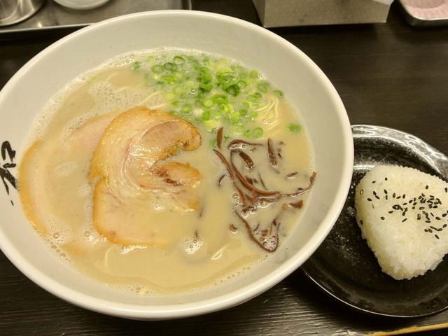 あぐー豚らーめん(バリカタ)+おにぎり_和田党 広島新天地