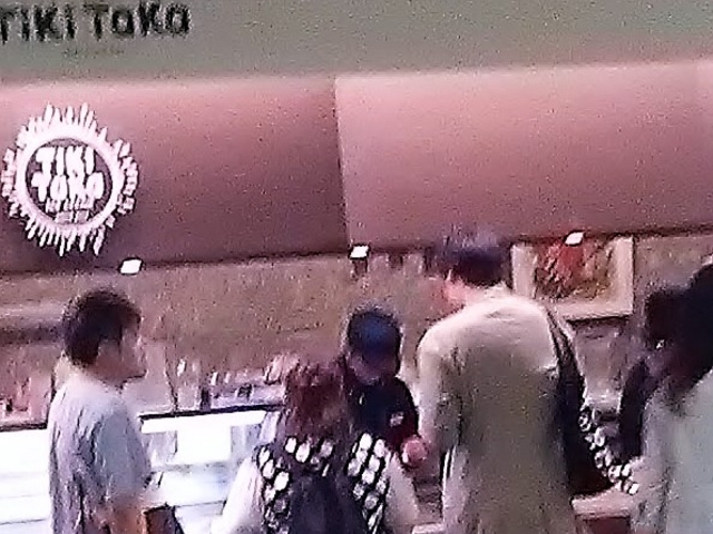 いつも混み合っている店頭_猿田彦珈琲とティキタカアイスクリームのお店 ルミネ新宿店
