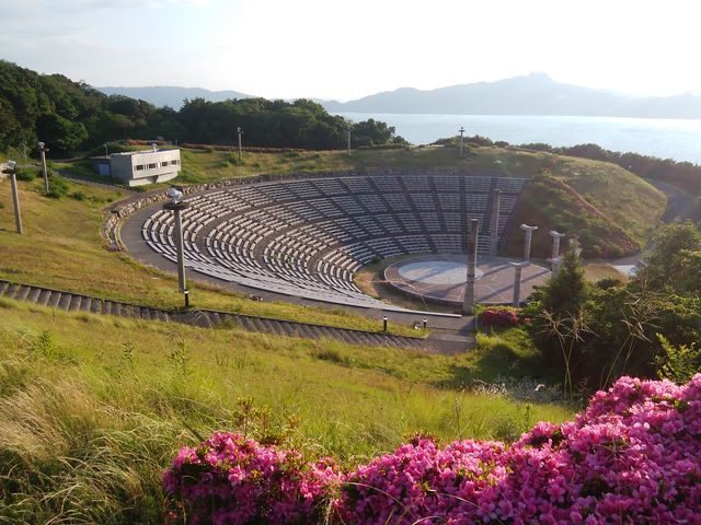 広大な野外ステージ_さぬき市野外音楽広場テアトロン