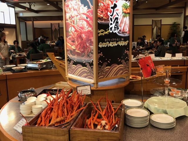 夕食バイキング。アブラガニとズワイガニ_湯の杜 ホテル志戸平