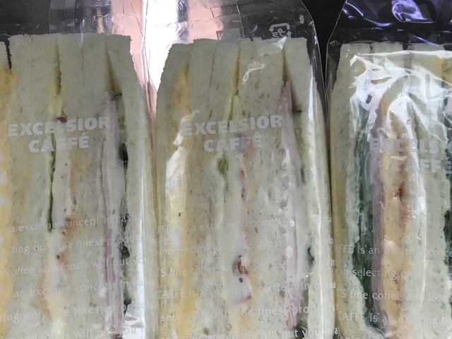 お土産にサンドイッチを購入_エクセルシオールカフェデュオこうべ店