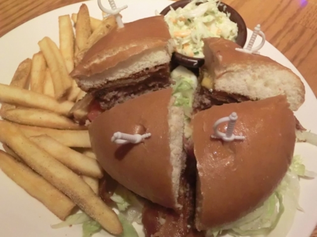 ベーコンチーズバーガー_アウトバックステーキハウス 梅田店