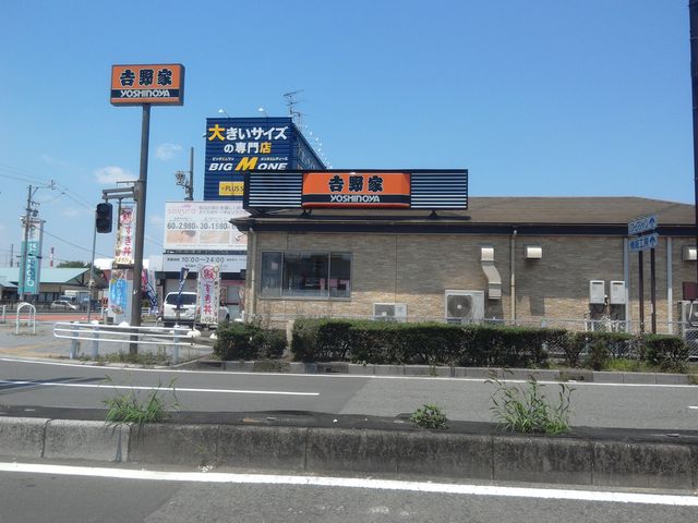 大きな交差点のかどにあります。_吉野家大垣店