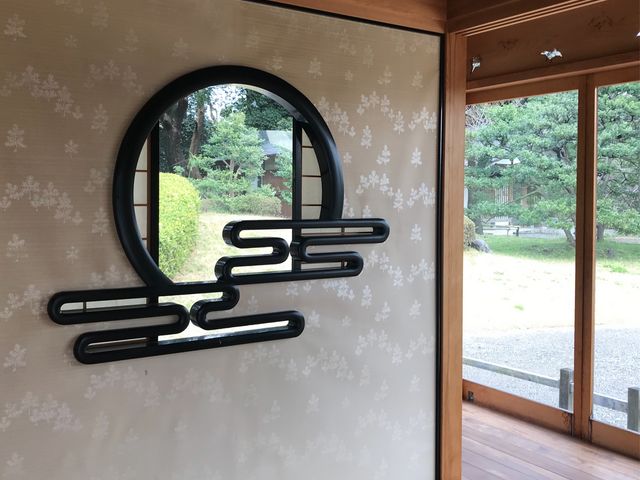 【松の御茶屋】月に霞のかかった窓_松の御茶屋(浜離宮恩賜庭園)