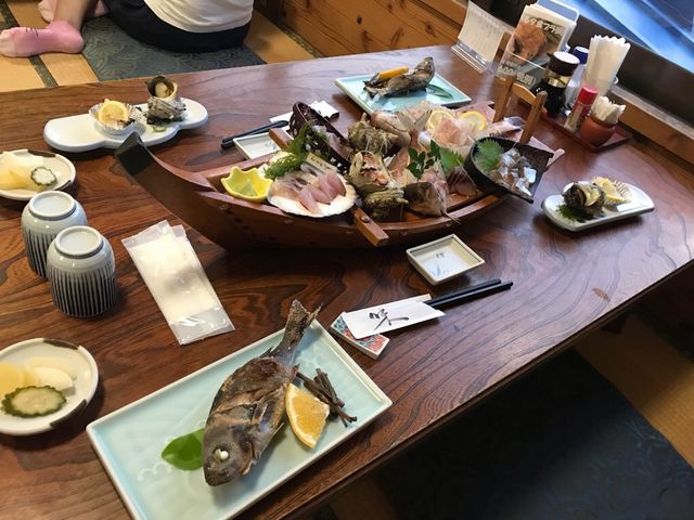 すごい舟盛りに焼き魚にサザエに…これで2人前!_しょうとく丸