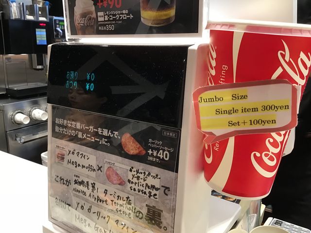 レジ前の風景。
店員も簡易な英語はできないと仕事にも困るでしょう。_マクドナルド成田空港第1ターミナル店