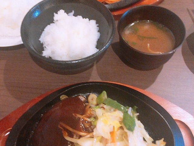 これで、1200円程です!
とてもボリューミーですよね!_れすとらん仔馬 秋葉本店