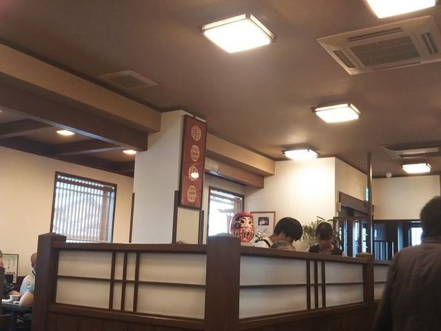 開店すぐの店内_しげ吉