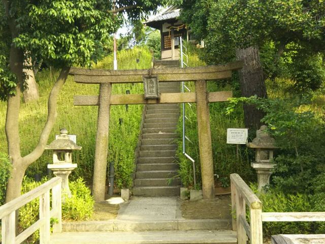 南神社が祀られています_御願塚古墳