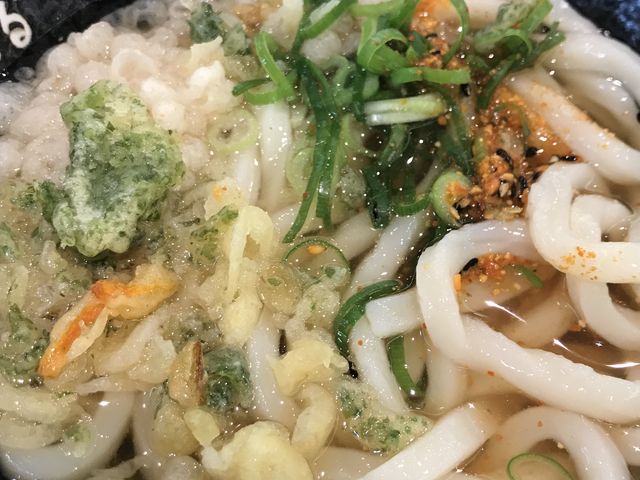 かけうどんの出しもおいしいです。_はなまるうどん広畑高浜店