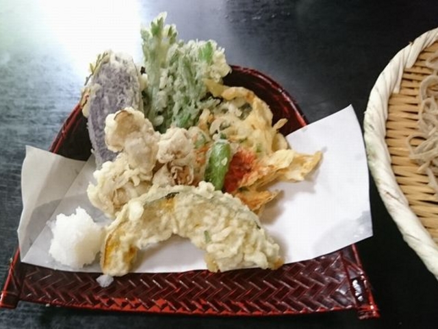お蕎麦と一緒に野菜の天ぷら_報徳庵