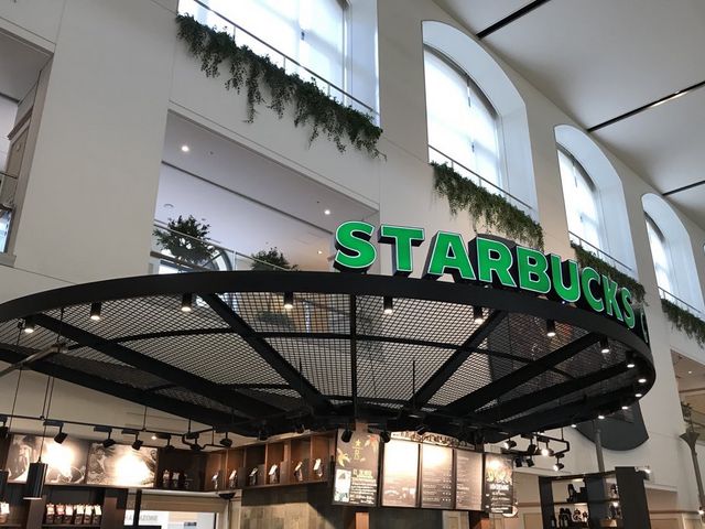 開放感のある店構え_スターバックスコーヒー ゲートシティ大崎店