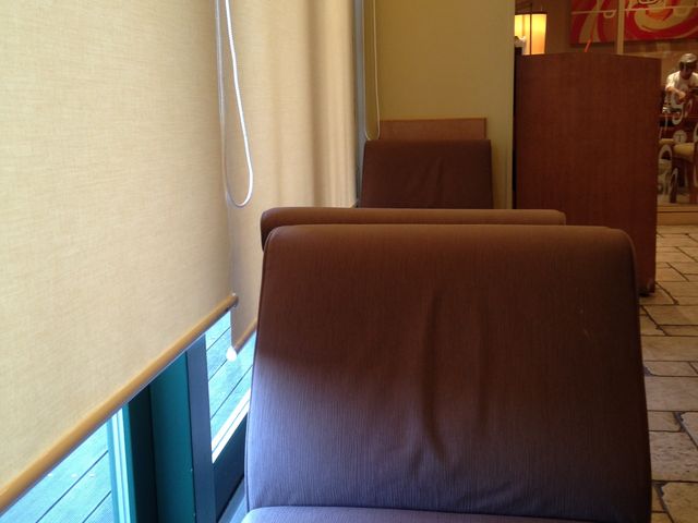 窓側の席_タリーズコーヒーカルフール箕面店