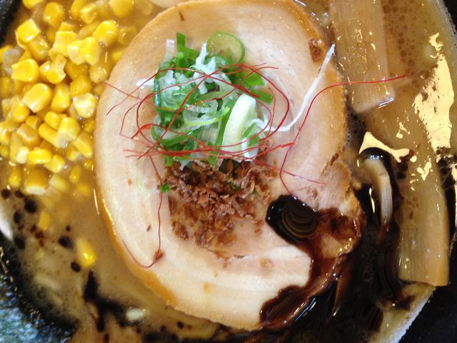 黒ラーメン コーントッピング
焦がしニンニク油とスープのマッチングがクセになります。_ら〜めん たつみ