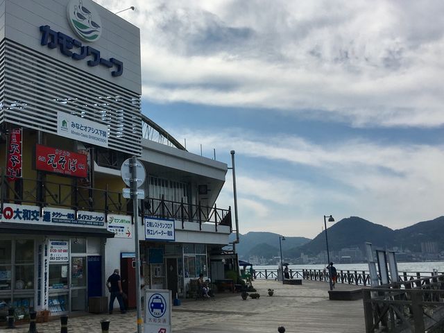 カモンワーフの一階にあります。_下関土産品センター