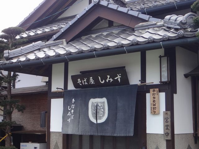 店構えも民家ですが、中も民家です。_そば屋しみず