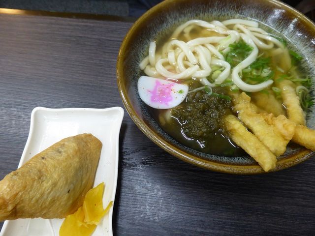 こちらは連れ合いの注文したごぼ天と稲荷です。_資さんうどん 永犬丸店