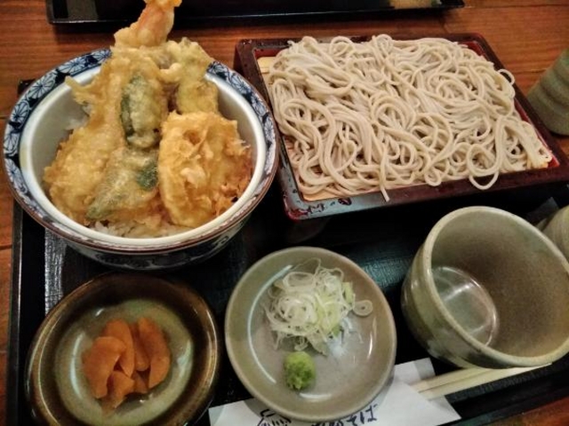 ミニ天丼付きのおそば。ミニとはいえ茶碗1杯半くらいのごはんがあり、お腹いっぱいに_やぶそば