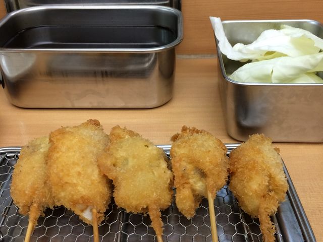 串カツと二度づけ禁止のソース。_やまと屋 1号店