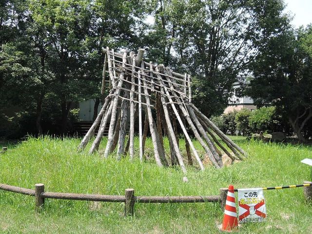 風通しの良さそうな夏バージョンの復元竪穴住居_福市遺跡公園