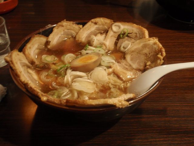 私が頼んだガンコチャーシュー麺。溢れんばかりのチャーシュー!_ラーメン北辰