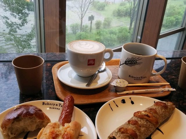 チャイルドドック、レーズンパン、片浦レモンとアールグレイパン、カフェラテ、コーヒーと合わせて美味_Bakery&Table 箱根