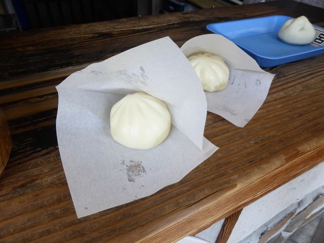 小ぶりな豚まん_長崎ぶたまん桃太呂・浜の町店