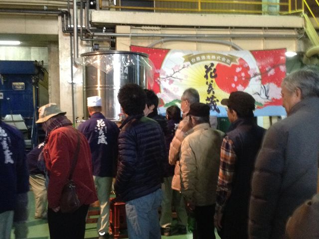 蔵出し前の行列_白扇酒造