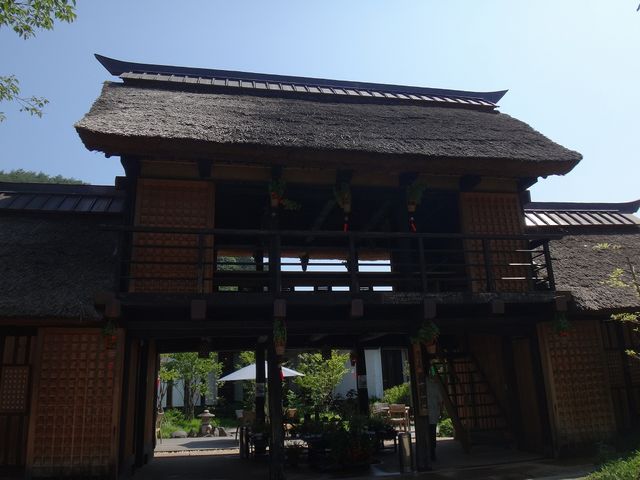 宿の入り口にある茅葺の門。_川場温泉